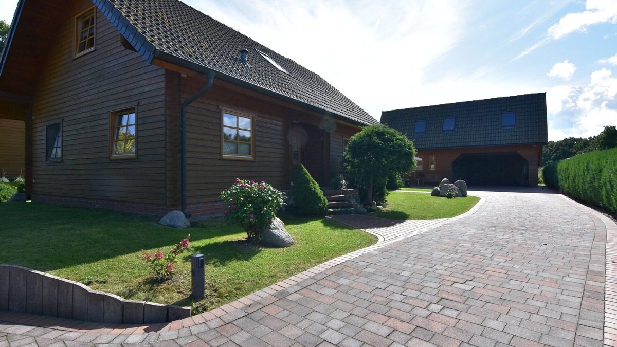 Luetow House | Holiday Home 'Haus Mövenort' with Private Terrace, Private Garden and Wi-Fi