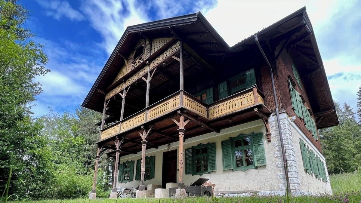 Igls House | Holiday Home 'Haus Tanegg' with Mountain View, Private Balcony and Wi-Fi
