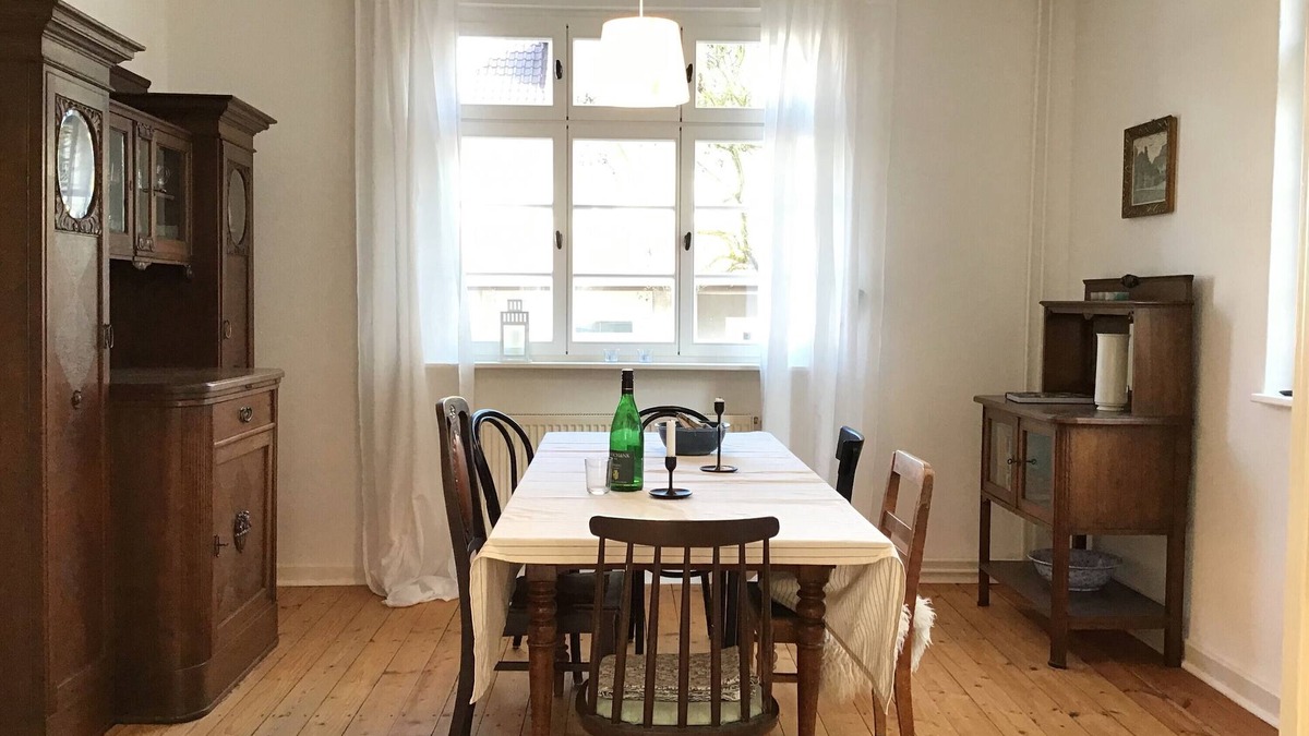 Hofgeismar House | Holiday Home 'Haus Vor Dem Schöneberger Tor' with Private Terrace, Private Garden and Wi-Fi