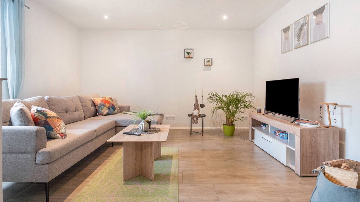 Gulzow House | Holiday Home 'Hedrich' with Private Terrace, Private Garden and Wi-Fi