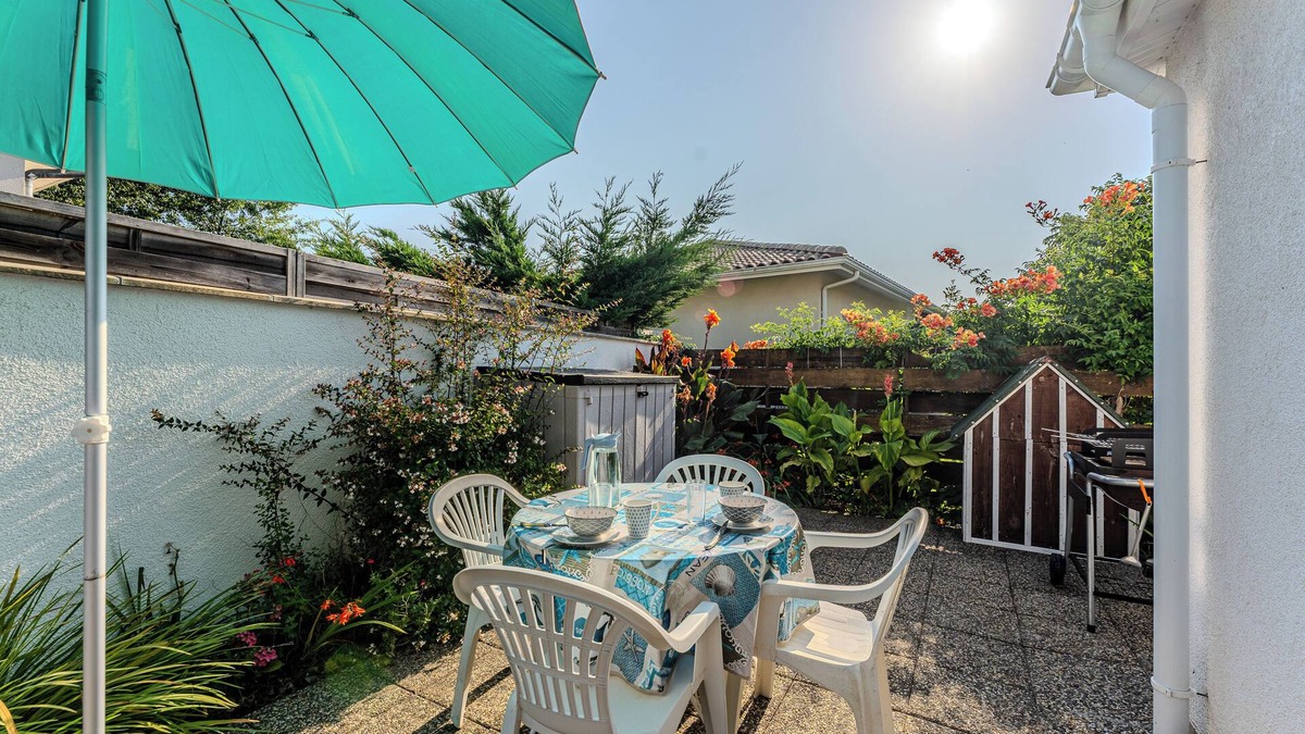 Gujan-Mestras House | Holiday Home 'Henriela - Studio 2 Personnes' with Private Terrace, Wi-Fi and Air Conditioning