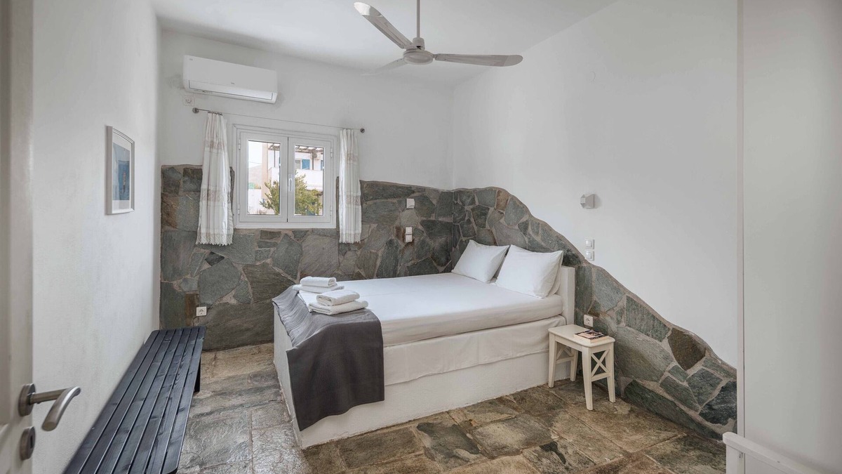 Serifos House | Holiday Home 'House Avlomonas' with Private Terrace, Wi-Fi and Air Conditioning
