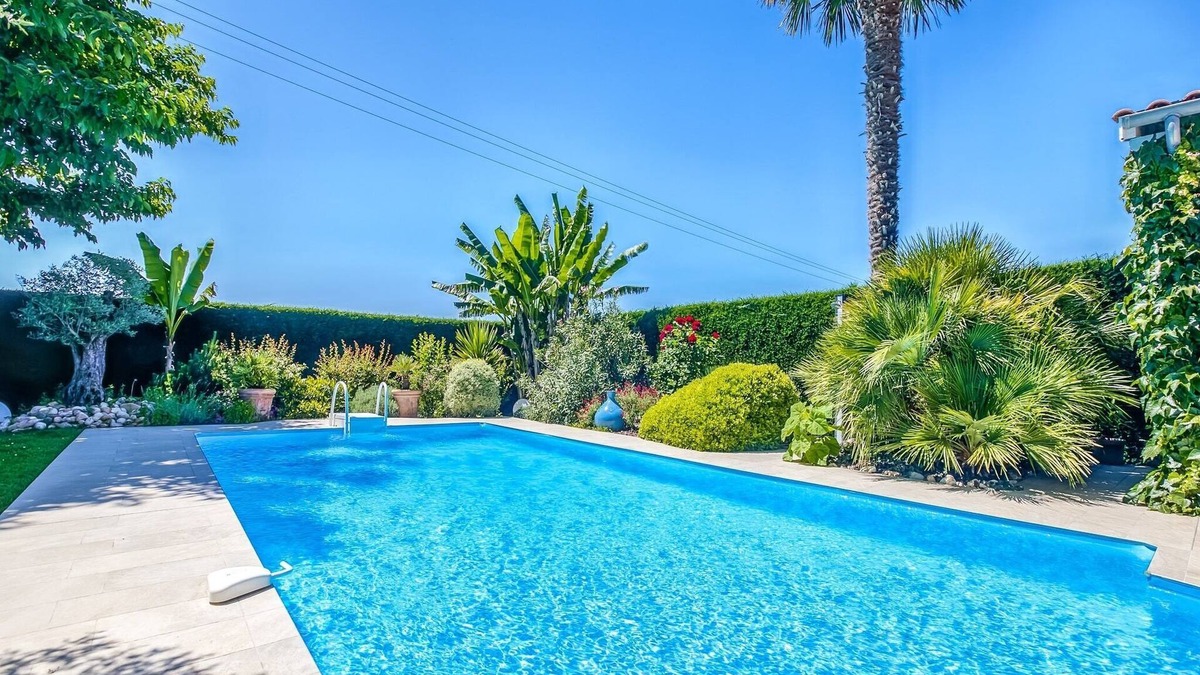 Barry-d'Islemade House | Holiday Home in Barry-d'Islemade with Pool