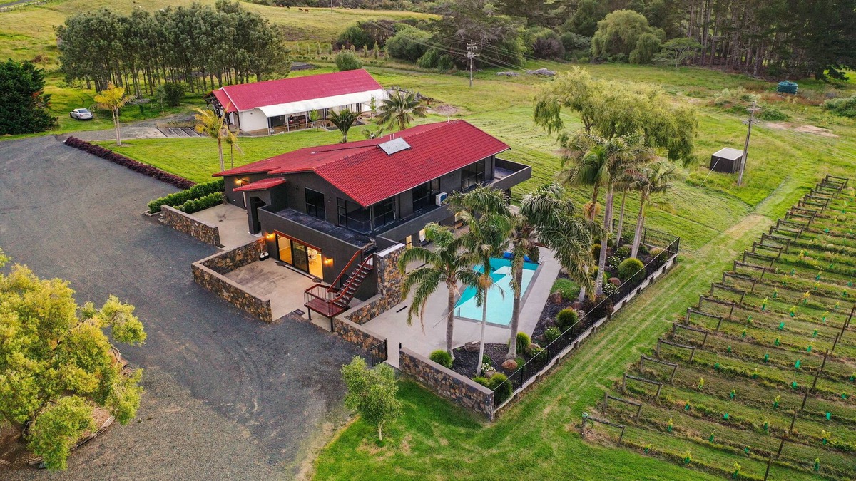 Clarks Beach House | Holiday Home I Heated Pool