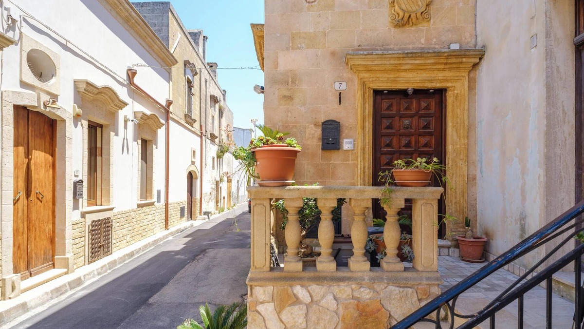 Manduria House | 'Holiday Home Il Giglio' close to City Centre with Terraces & Wi-Fi