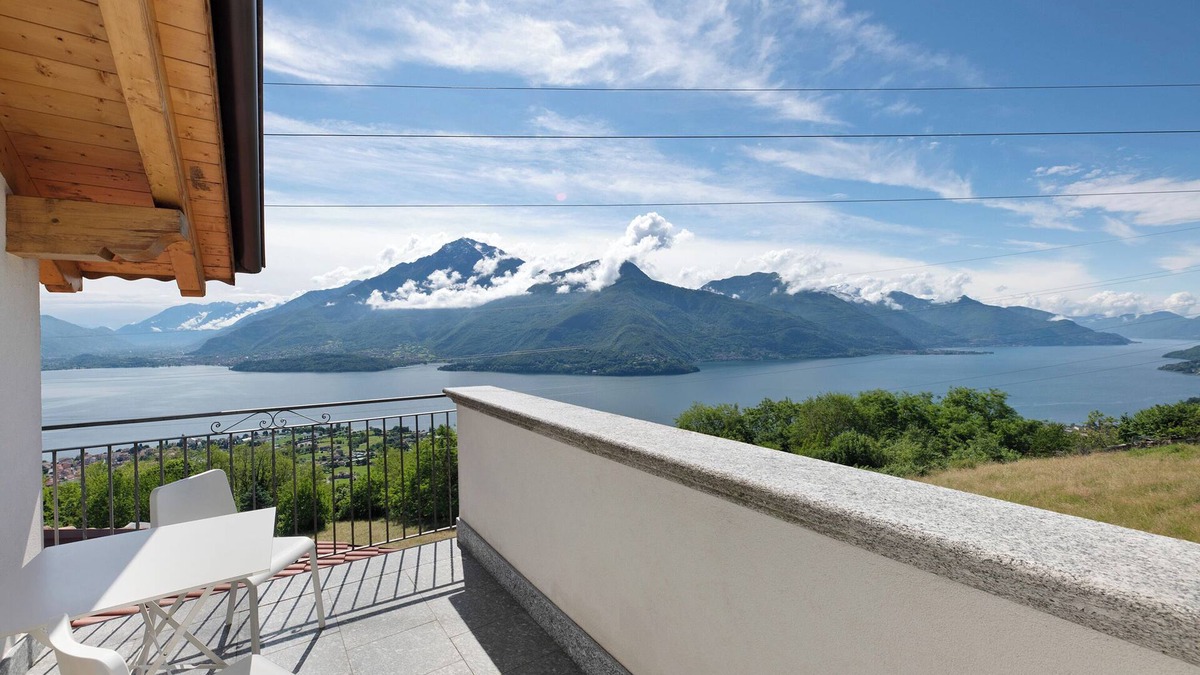 Stazzona House | Holiday Home 'Il Nido Del Colibrì' with Lake View, Private Terrace and Wi-Fi