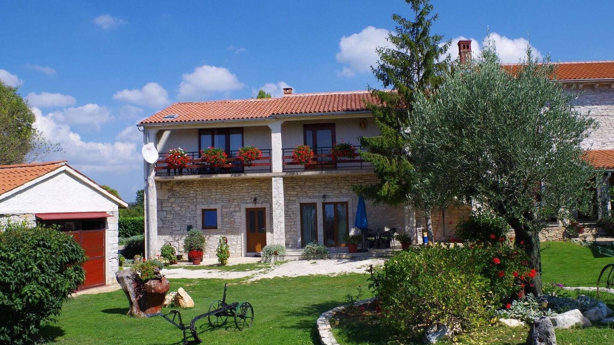 Sajini Apartment | Holiday Home in Šajini with Pool near Beach