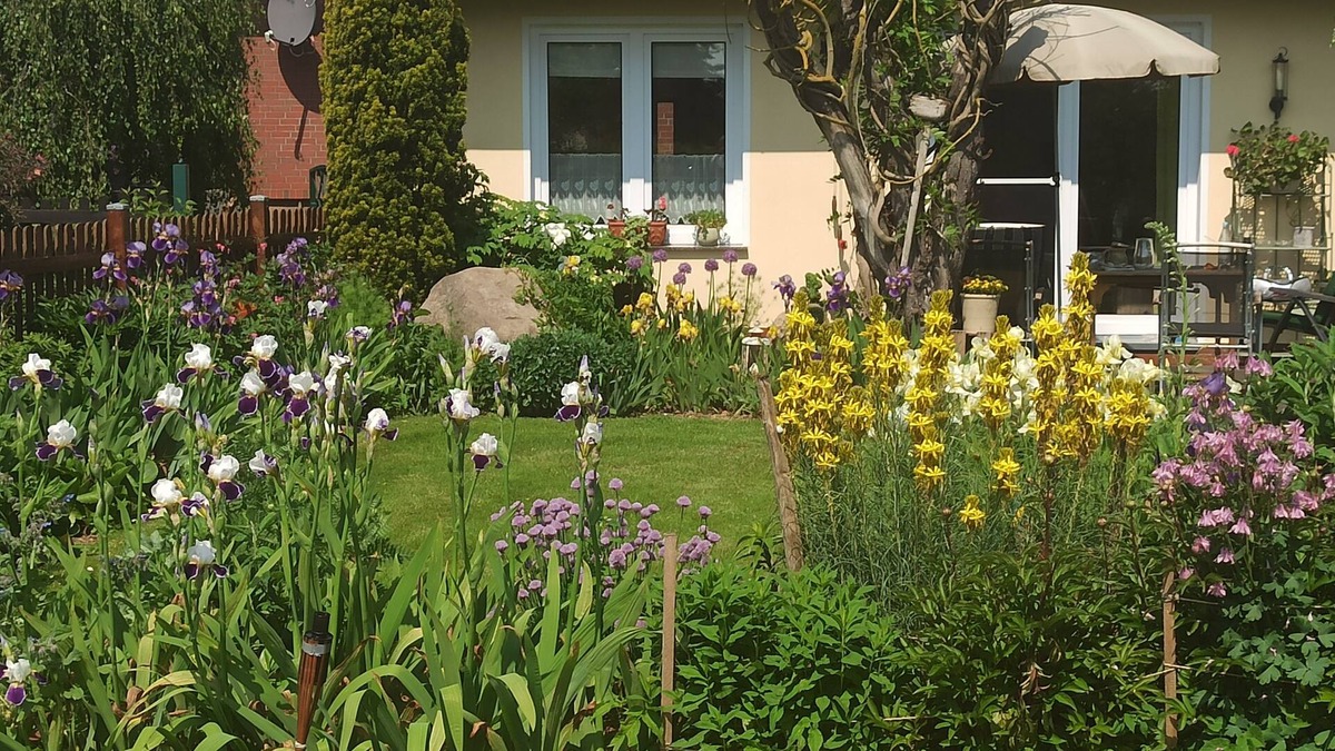 Dobin am See House | Holiday home in a beautiful garden, near the Baltic Sea and the state capital