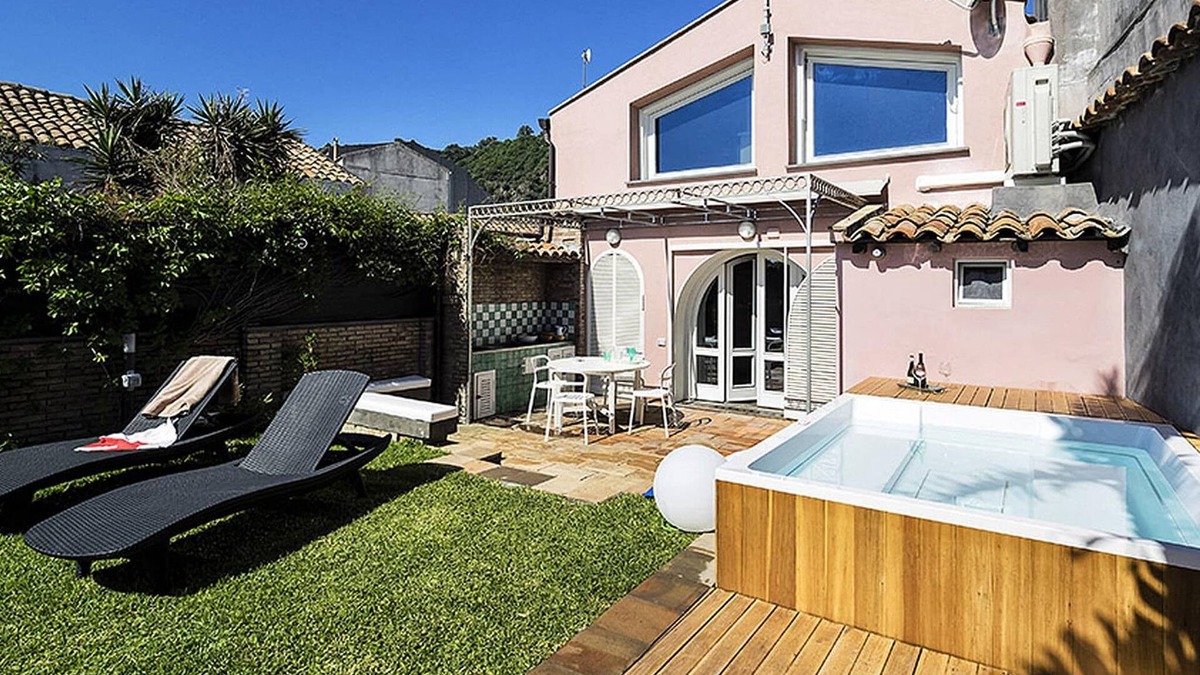 Santa Tecla House | Holiday Home in Acireale by the Seafront