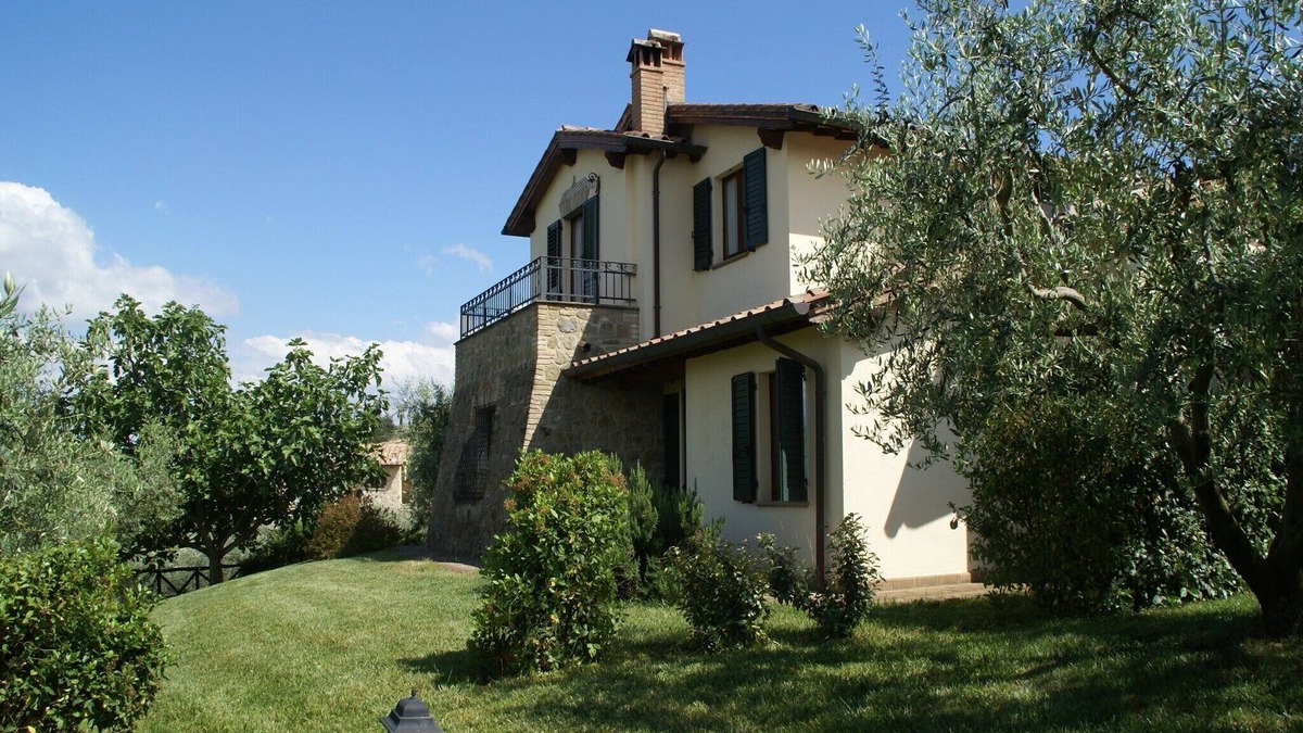 Bettona House | Holiday Home in Bettona with Pool & Near Assisi