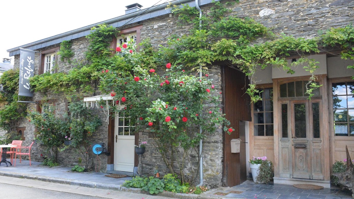 Gembes House | Holiday Home in Bièvre with Terrace