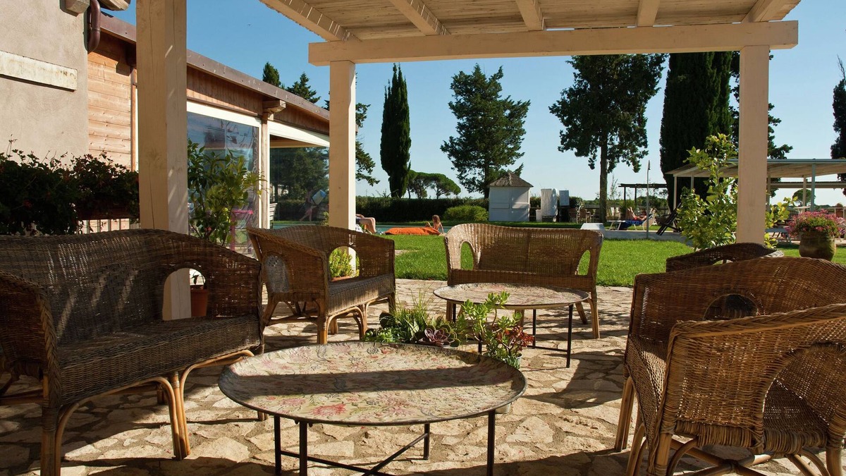 Braccagni House | Holiday Home in Braccagni with Jacuzzi & Golf