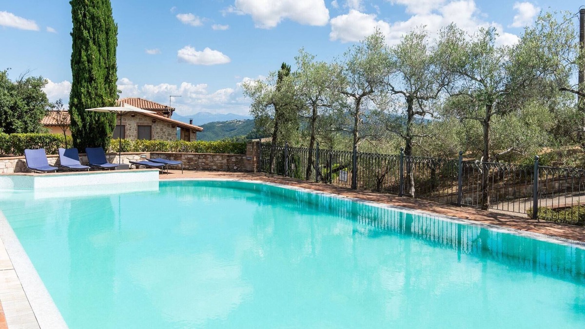 Canalicchio House | Holiday Home in Collazone with Pool & Sauna