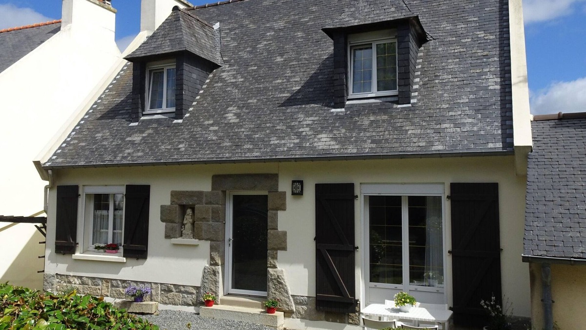 Guerlesquin House | Holiday Home in Guerlesquin near Lake