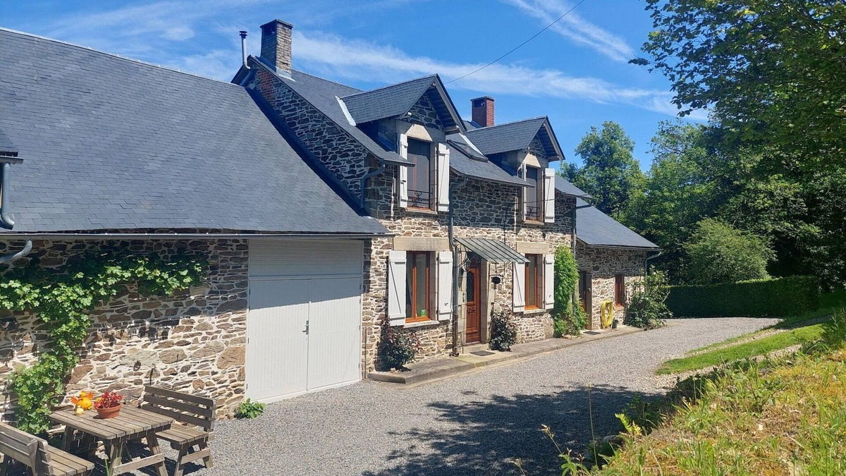 Sussac House | Holiday Home in Limoges with Saltwater Pool