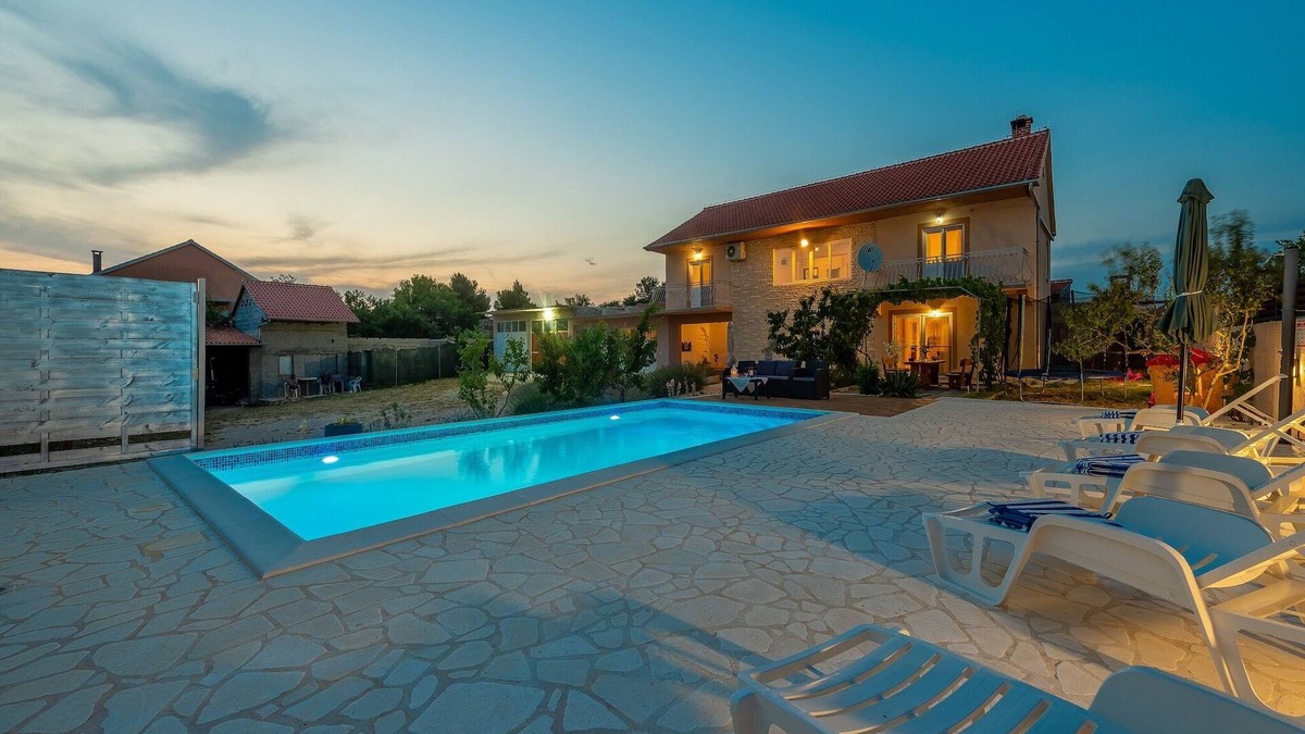 Lisicici House | Holiday Home in Lisicic with Pool