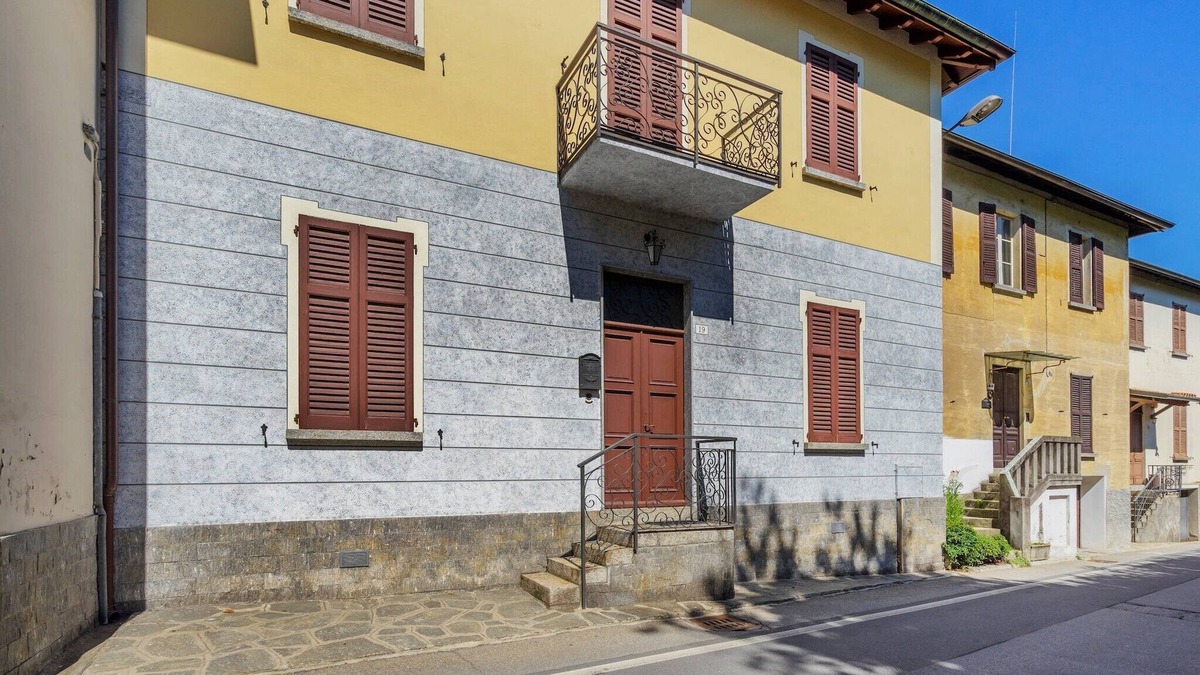 Meina House | Holiday Home in Meina