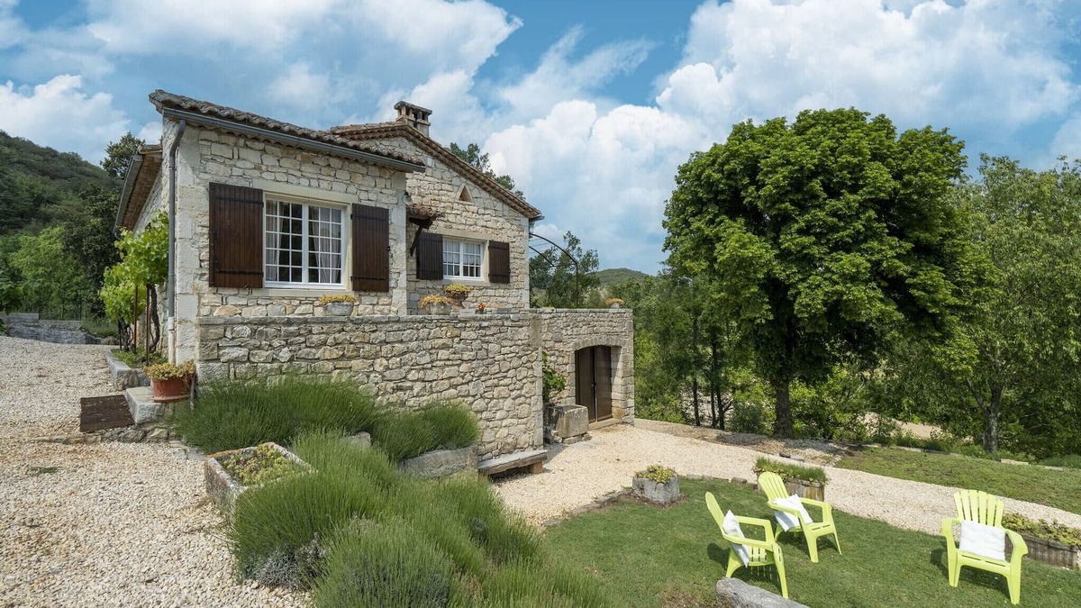 Montclus House | Holiday Home in Montclus near river