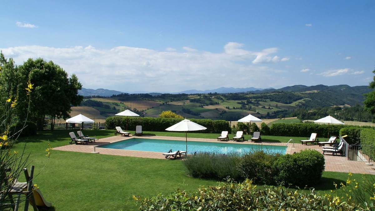 Montone House | Holiday Home in Montone with Pool & Garden