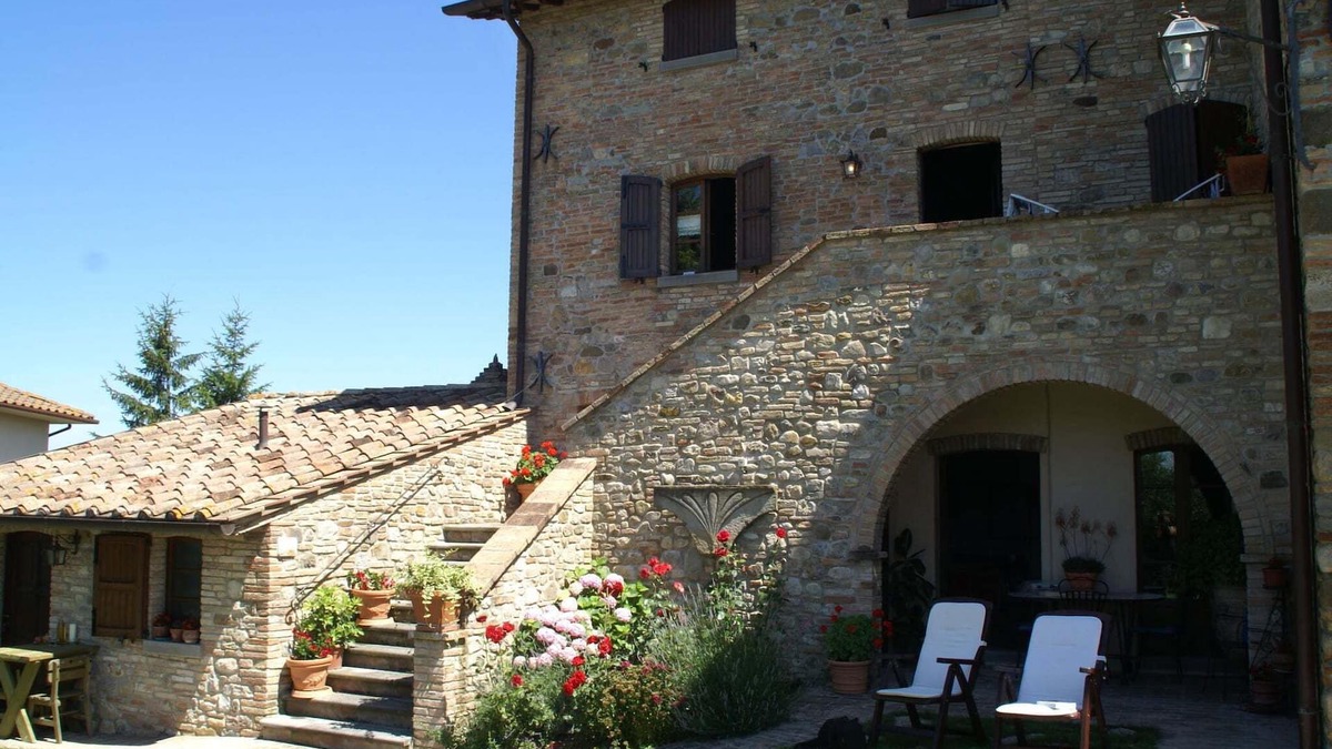 Montone House | Holiday Home in Montone with Pool & Garden