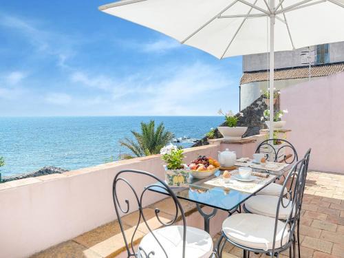 Santa Tecla House | Holiday Home in Santa Tecla near Etna Beach