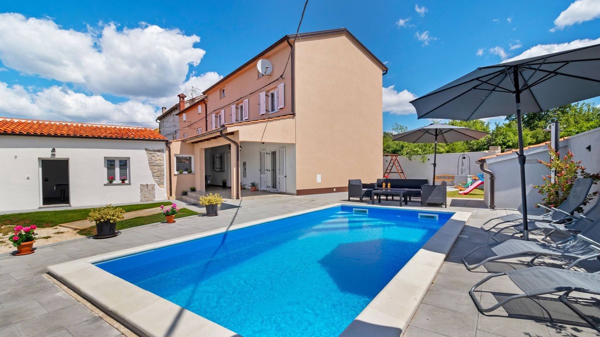 Smoljanci House | Holiday Home in Smoljanci with Private Pool