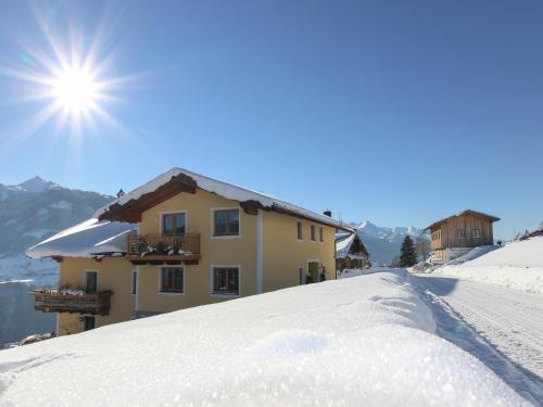 Taxenbach Apartment | Holiday Home in Taxenbach with Hohe Tauern Views