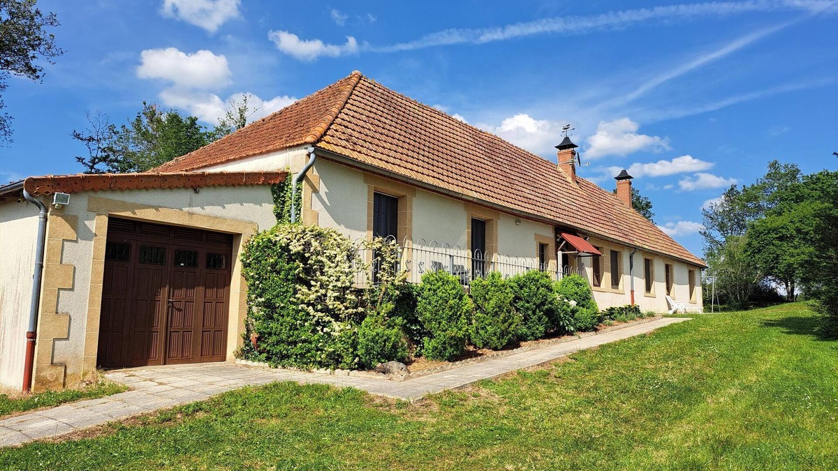 Vieure House | Holiday Home in Vieure near Lake and Garden