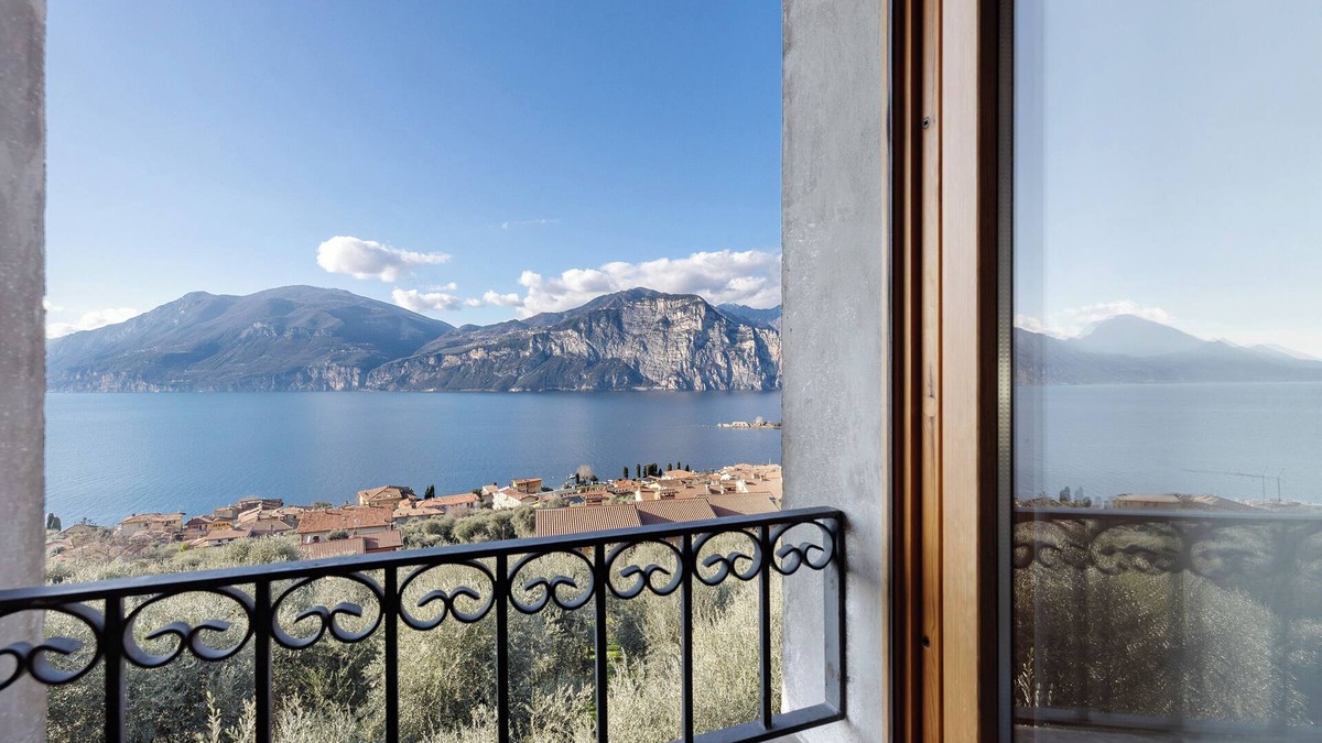 Assenza House | Holiday Home 'Lago' with Lake View and Private Terrace