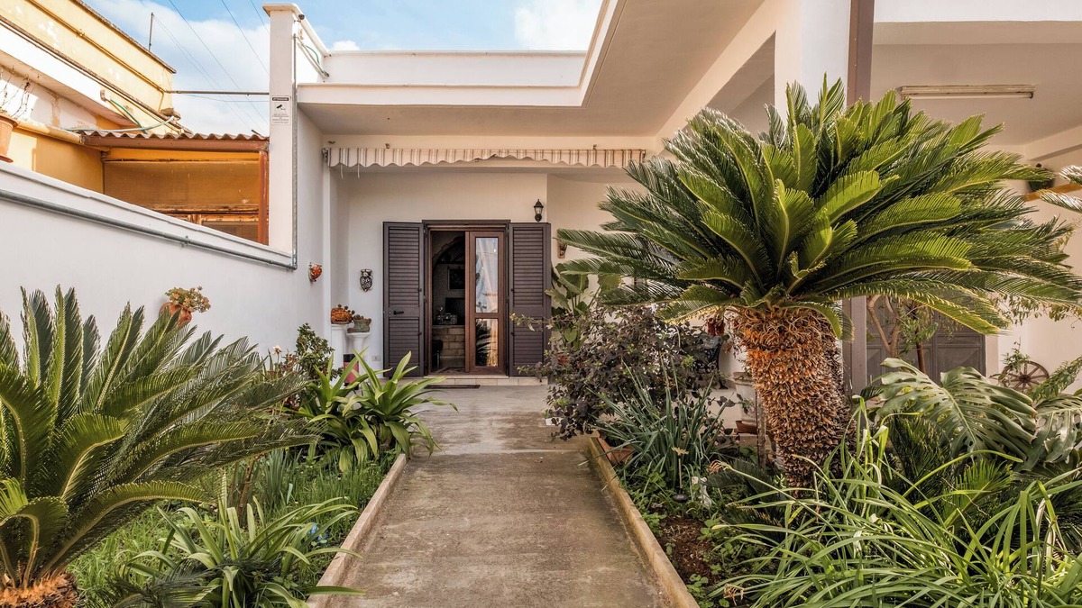 Cellino San Marco House | Holiday Home 'Villa Salento' close to Historic Centre with Garden