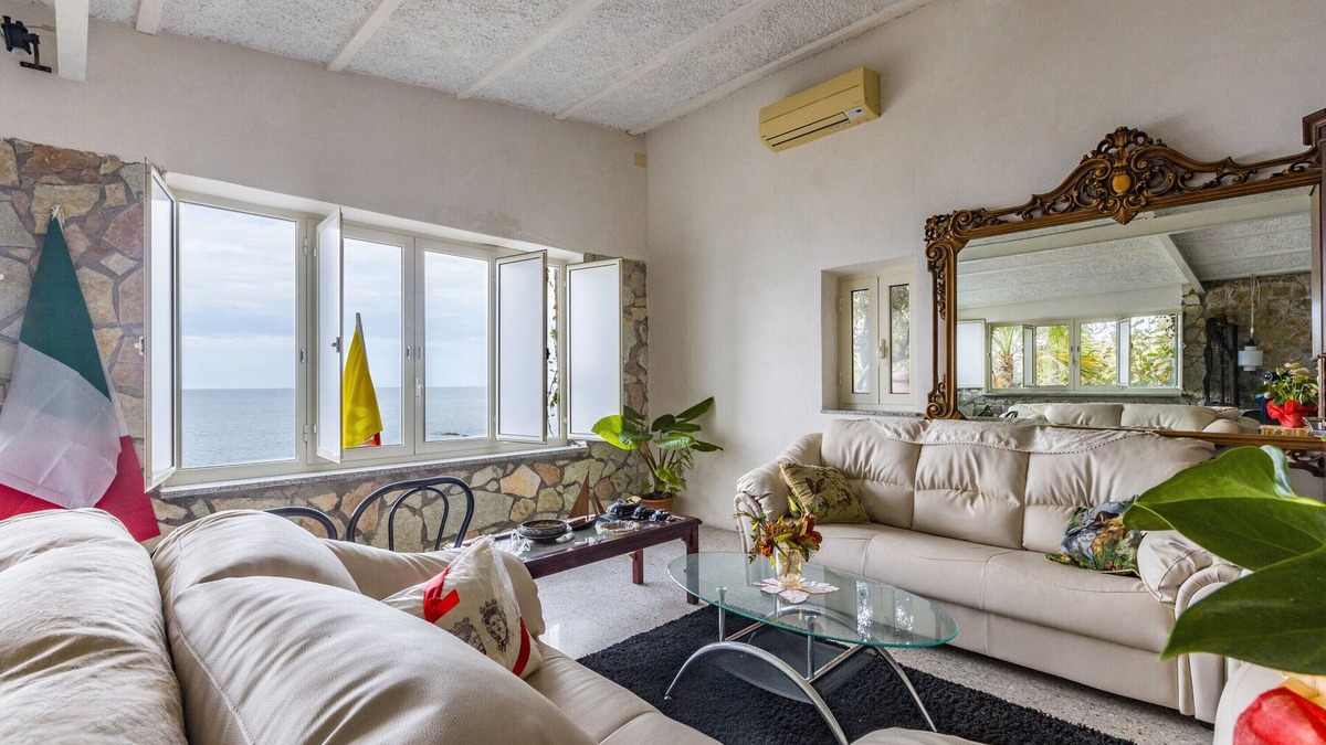 Marina di Caronia House | Holiday Home 'Casa Eolo' with Sea View, Wi-Fi and Air Conditioning