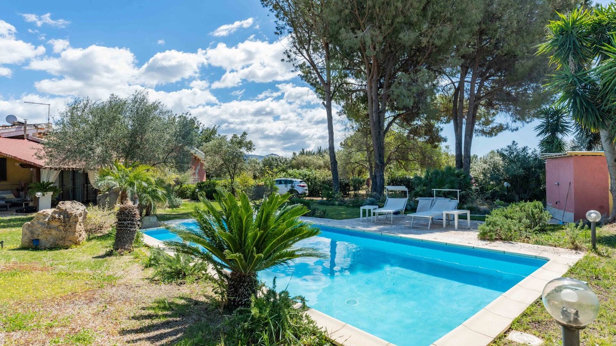 Quartu Sant'Elena House | Holiday Home Villa Romina with Mountain View, Pool & Garden