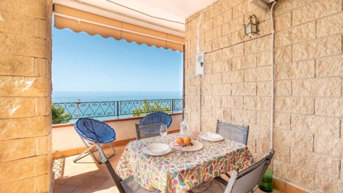 San Mauro Cilento House | Holiday Home 'La Casa Sulla Scogliera Grande' with Sea View, Private Terrace and Air Conditioning