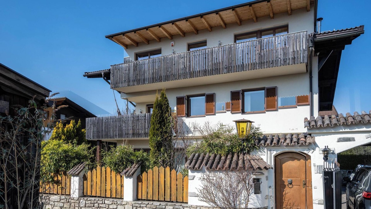 Fiumes House | Holiday Home 'Charmed House' with Mountain View, Private Terrace and Wi-Fi