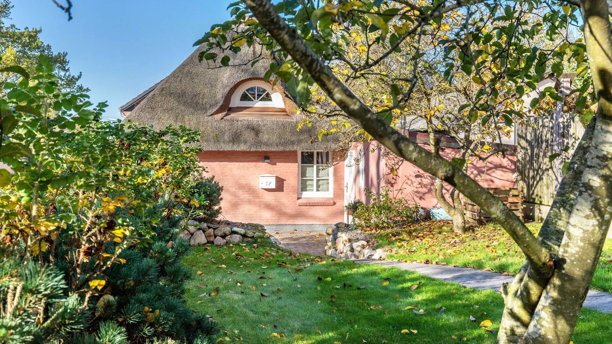 Mildstedt House | Holiday Home "Jules Reetdachkate" with Garden & Wi-Fi