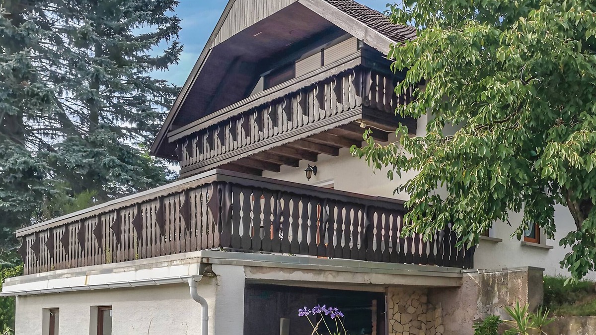 Wasungen House | Holiday Home 'Kaiser' with Mountain View, Private Terrace and Wi-Fi