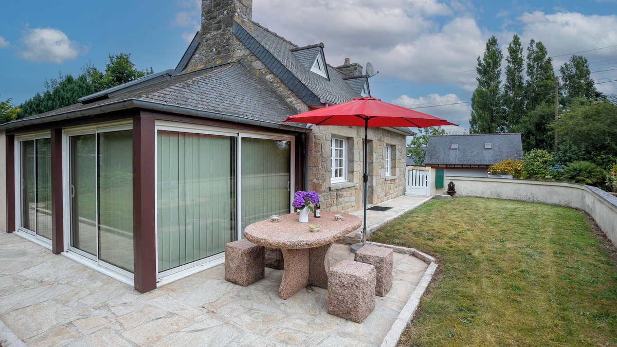Ploulech House | Holiday Home 'Kerjézéquel 2km Beach' with Private Terrace, Private Garden and Wi-Fi