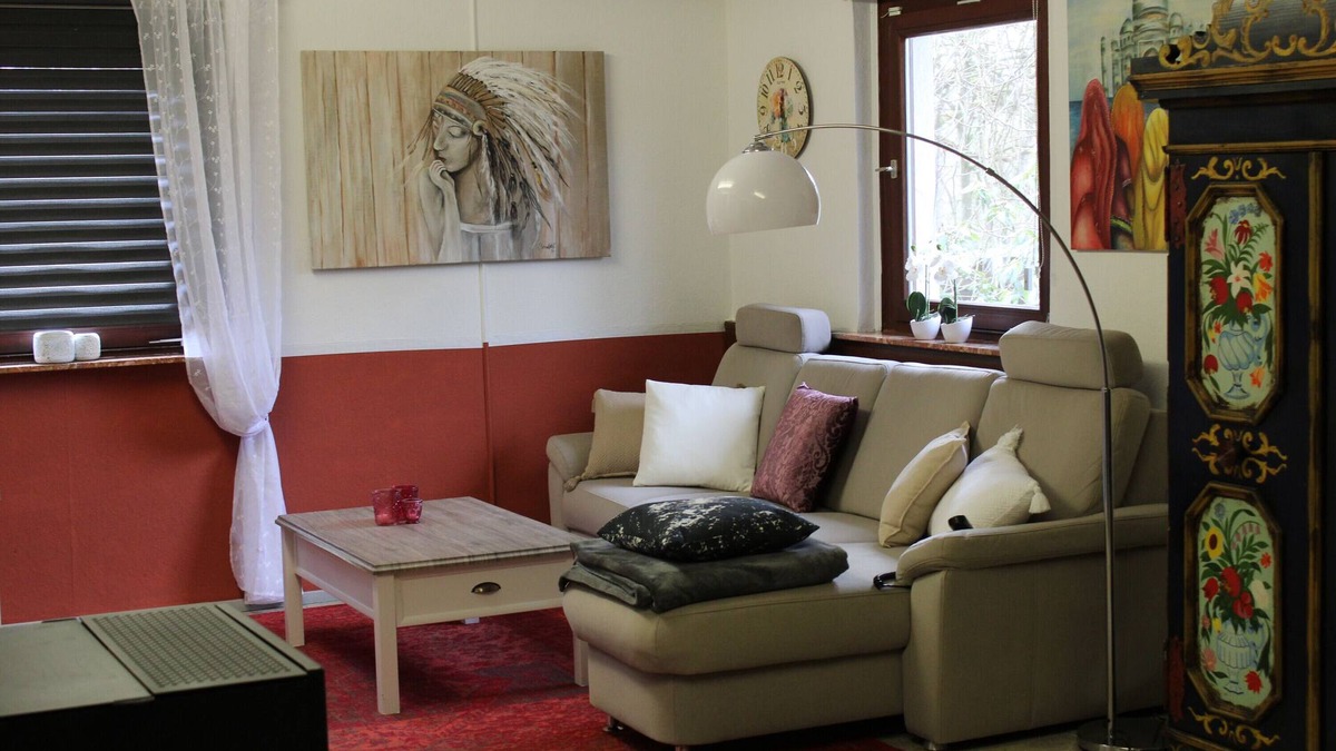 Herbstein House | Holiday Home 'Kleines Landhaus' with Private Garden and Wi-Fi