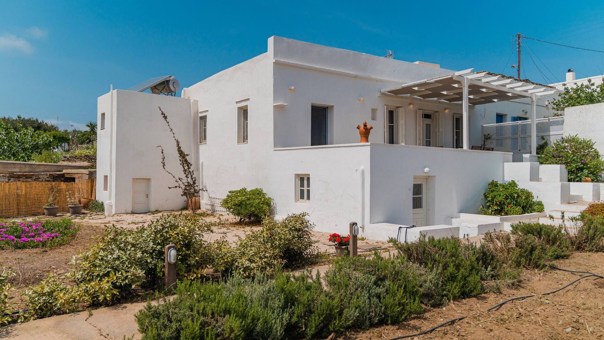 Apollonia House | Holiday Home 'Komis Mansion Exambela' with Private Terrace, Wi-Fi and Air Conditioning