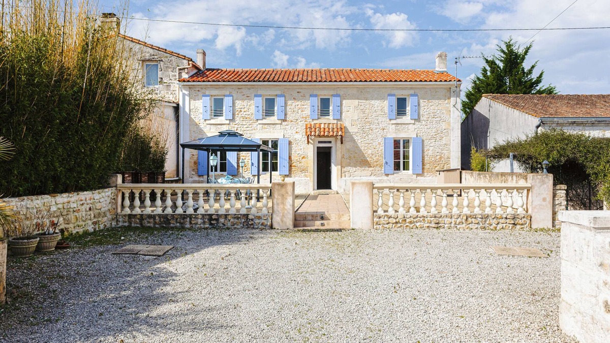 Romegoux House | Holiday Home 'L'Aixoise' with Private Terrace, Private Garden and Wi-Fi