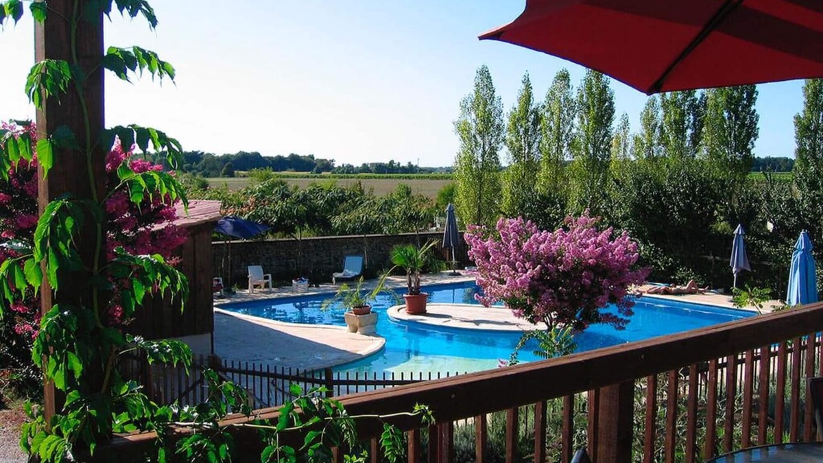 Gemozac House | Holiday Home 'L'atelier - Gîte La Tournerie' with Shared Pool, Private Terrace and Wi-Fi