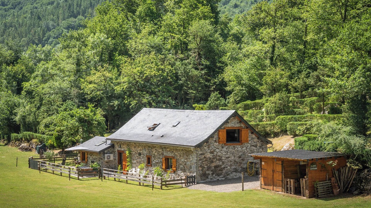Accous House | Holiday Home 'L'authentik' with Mountain View, Private Terrace and Air Conditioning