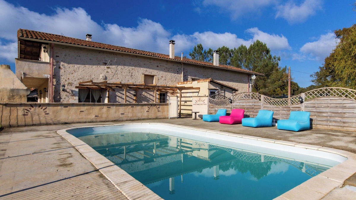 Guizengeard House | Holiday Home 'L'Ecurie' with Private Pool, Private Terrace and Wi-Fi