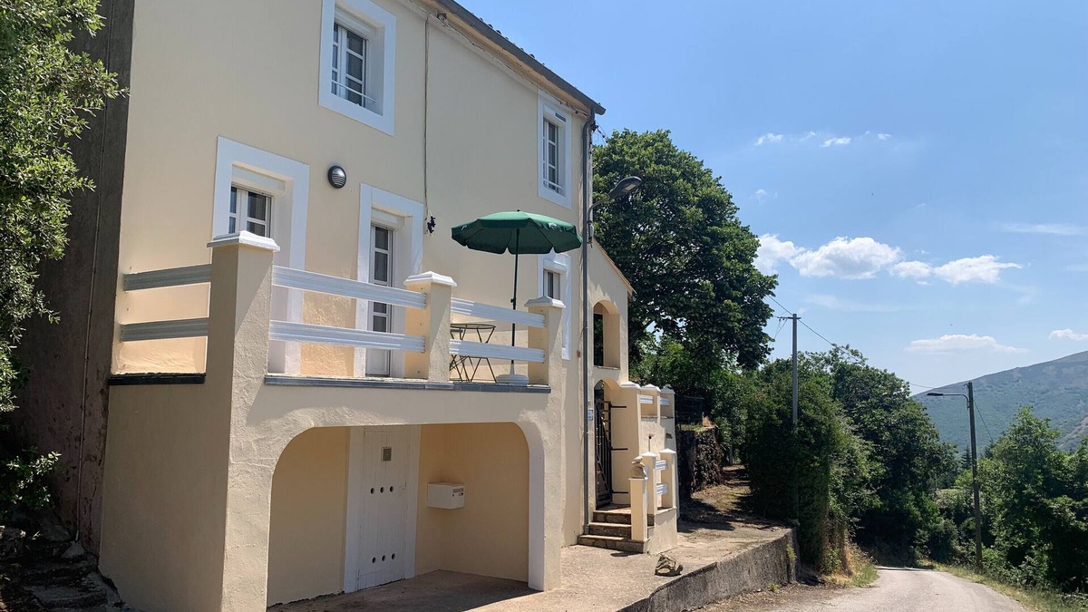 Castanet-le-Haut House | Holiday Home 'La Reguergue' with Mountain View, Private Terrace and Wi-Fi