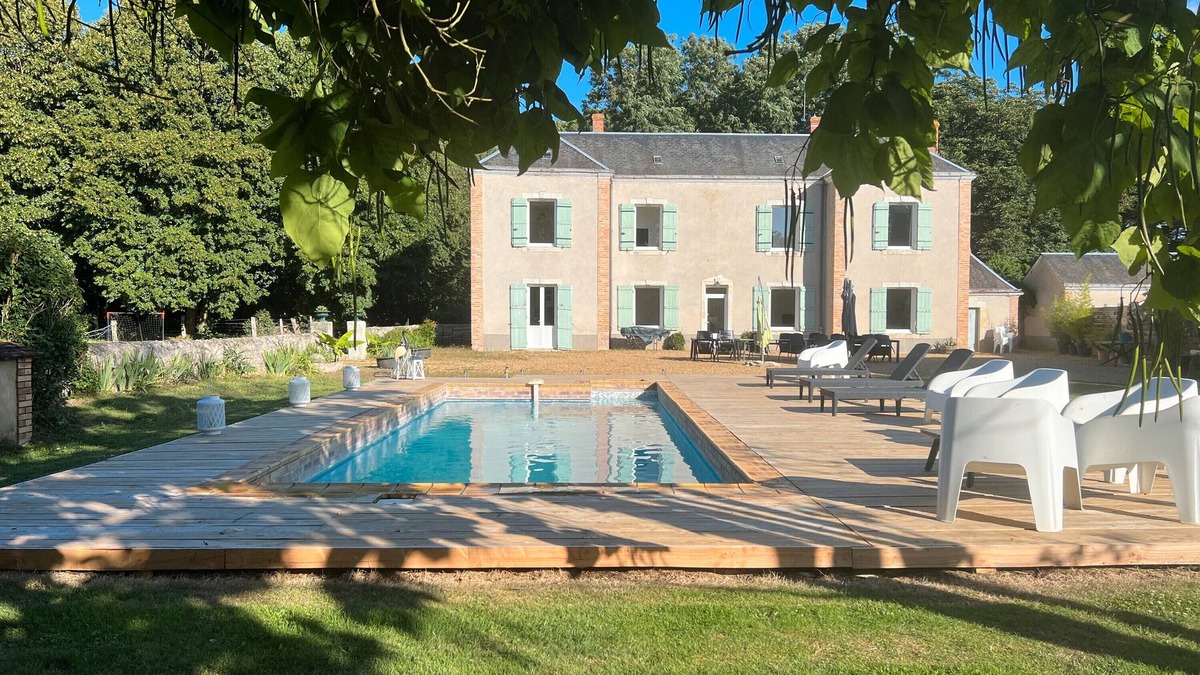 Parce-sur-Sarthe House | Holiday Home 'La Béchetière' with Private Pool, Private Terrace and Wi-Fi