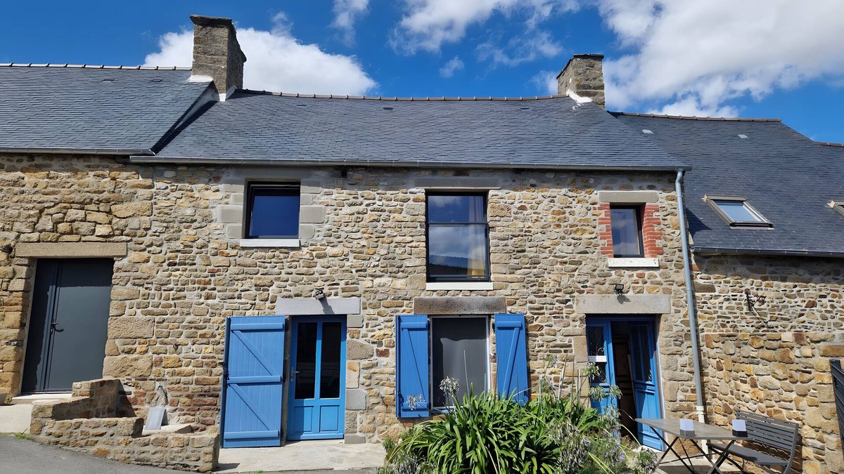 Roz-sur-Couesnon House | Holiday Home 'Les Hortensias' with Private Terrace, Wi-Fi and Air Conditioning