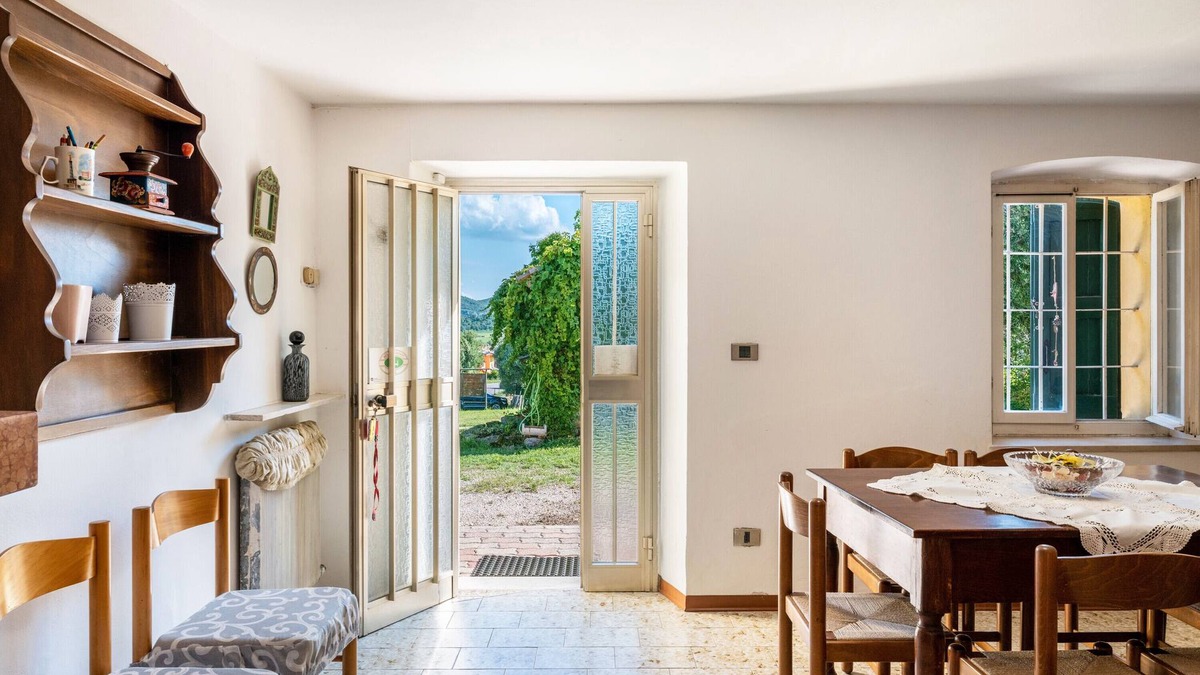 Caprino Veronese Bed & Breakfast | Holiday Home 'La Casa Di Delfina' with Private Garden