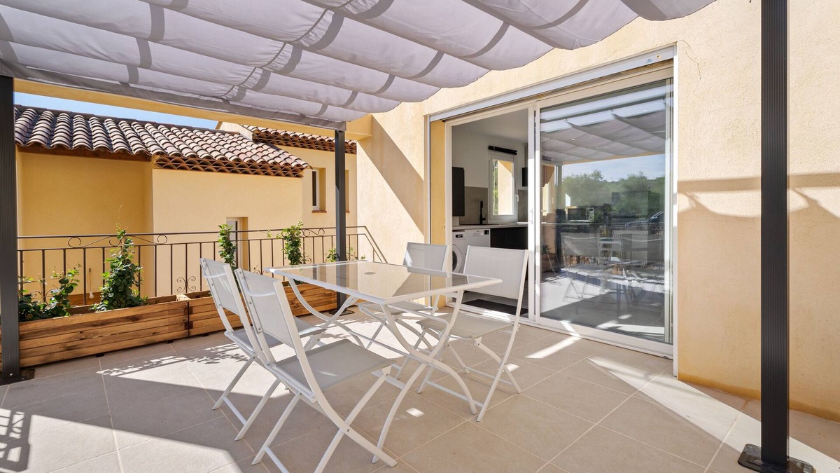 Sollies-Ville House | Holiday Home 'L'oliveraie' with Mountain View, Private Terrace and Air Conditioning