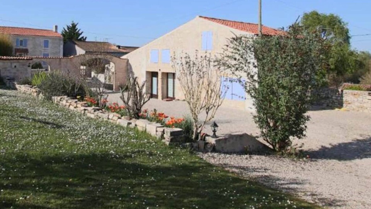 Romegoux House | Holiday Home 'L' Oléronaise' with Private Terrace and Private Garden
