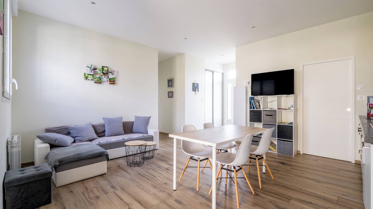 Gourhel House | Holiday Home 'La Baraque' with Private Terrace, Private Garden and Wi-Fi